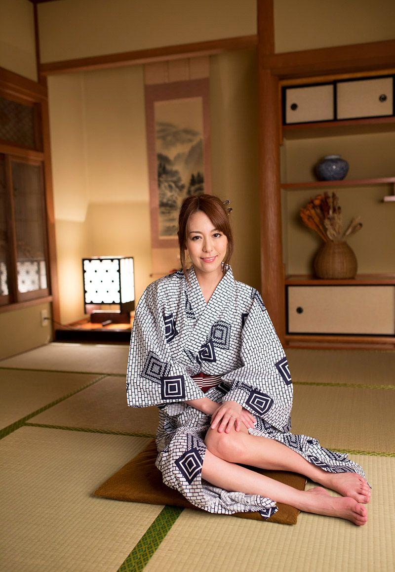 旅館で美熟女と泊まれるなんて…