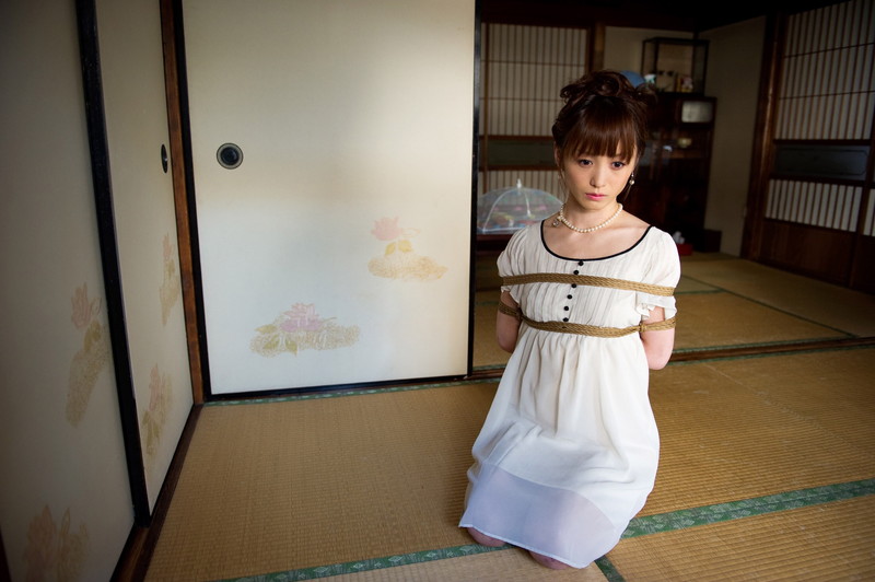 着衣のまま緊縛されるドMお姉さん!