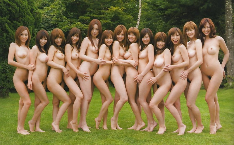 迷うくらい大人数の全裸がここに!