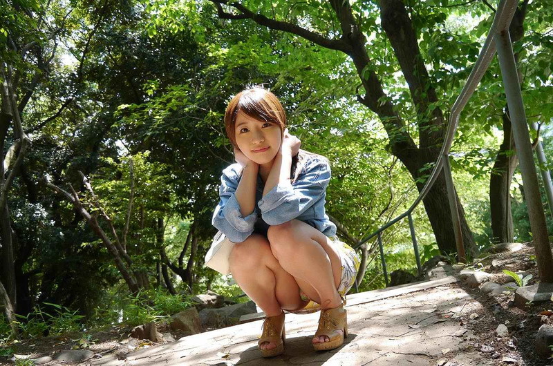 ミニスカートから覗くパンチラがエロすぎ!