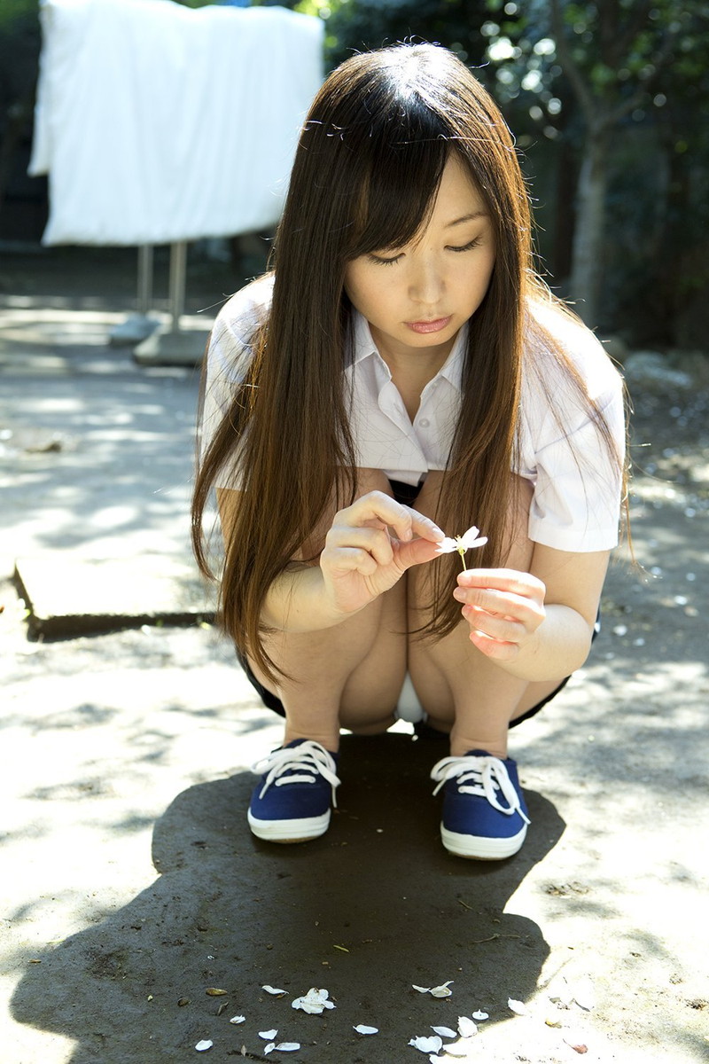黒髪美女のしゃがみパンチラ!