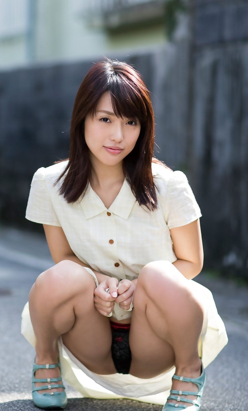 黒のパンツがモロ見えになってるお姉さん!