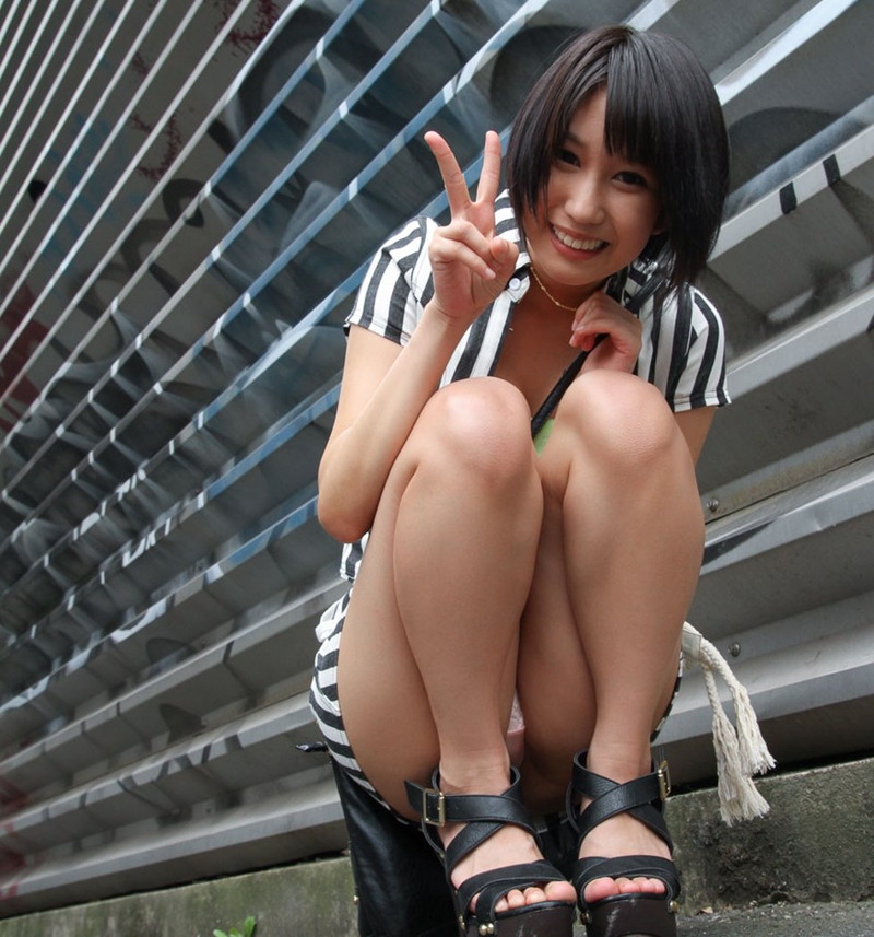 スカートがミニすぎてパンチラ発生!