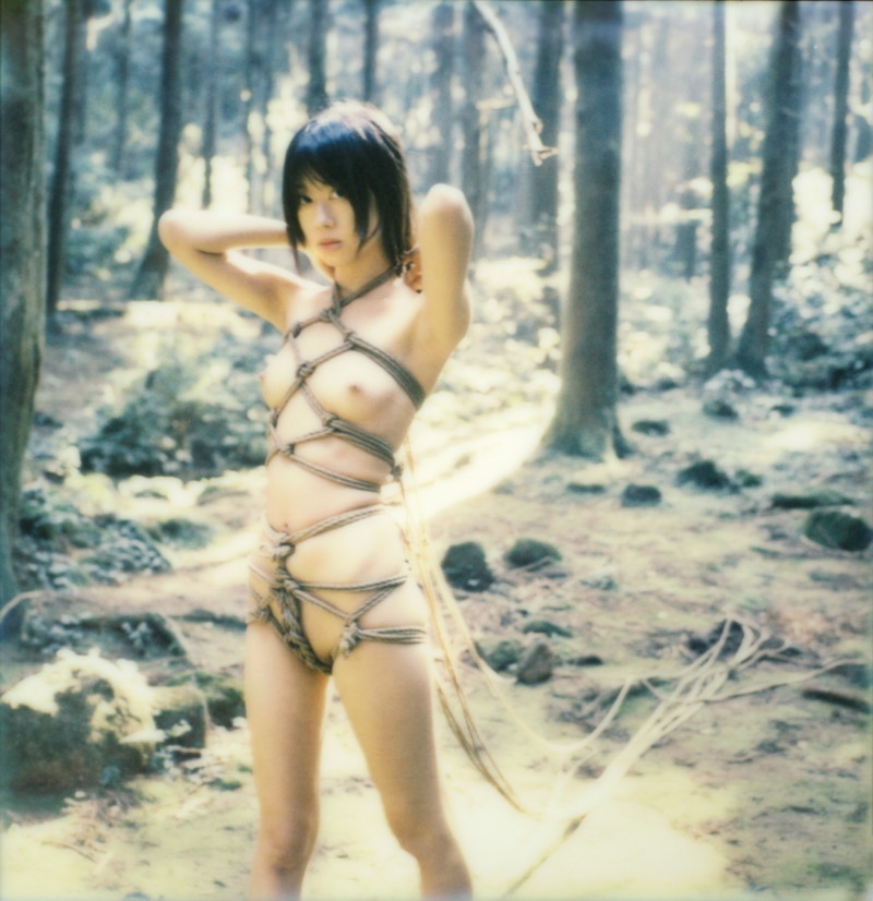 美しい緊縛姿が森の中で露出される!