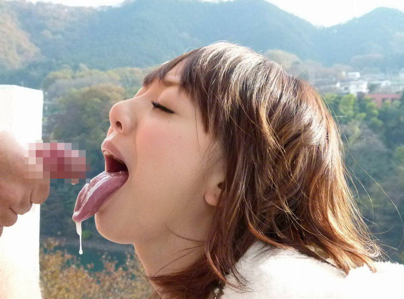 舌の上でザーメンを受け止める!