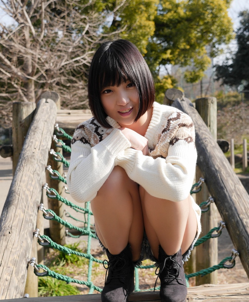 しゃがんでるお姉さんの美脚が堪らない!