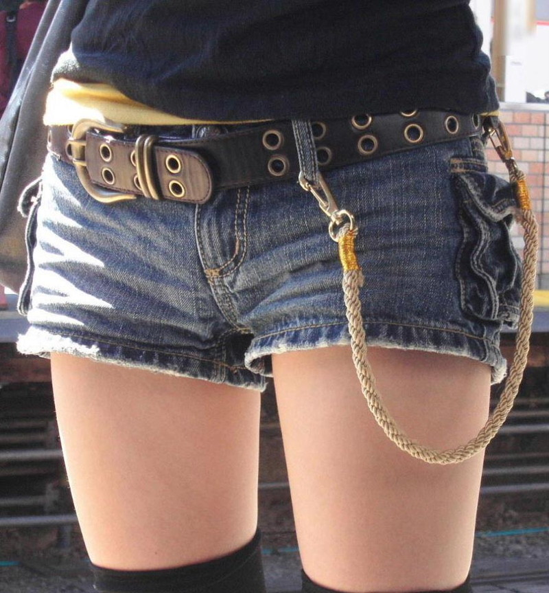 デニムショートパンツとニーソが絶対領域を作る!