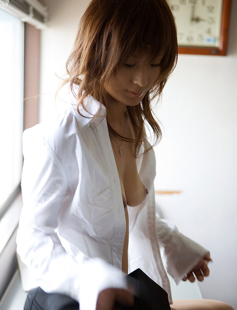 前が開いたまま裸丸見えのお姉さんがエロすぎ!