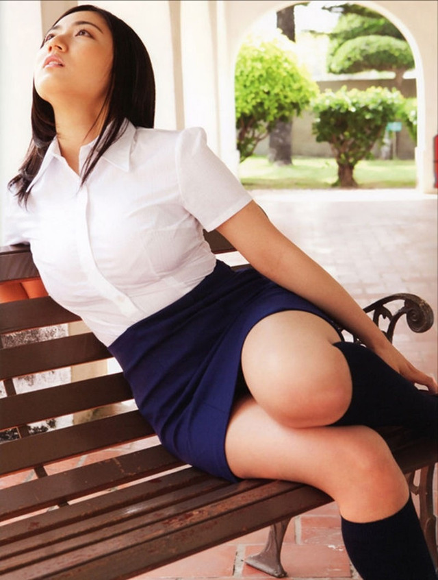 ミニスカートから美脚が覗く!