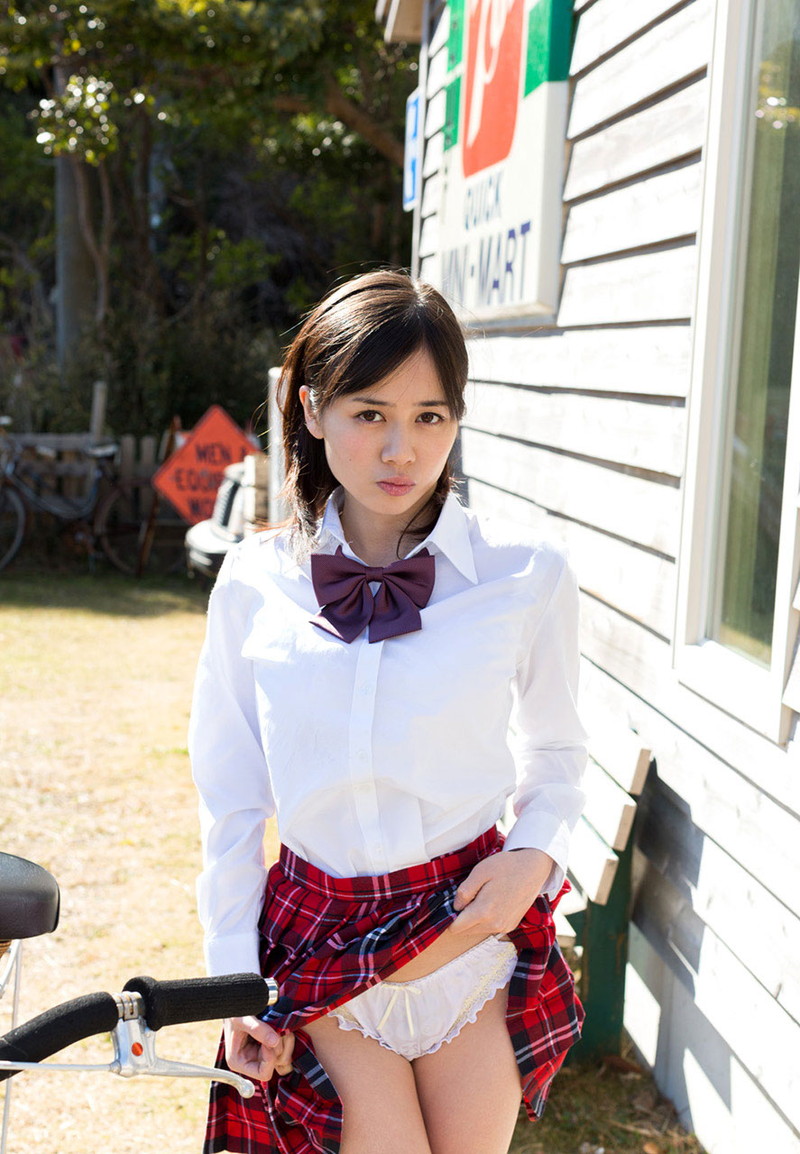 女子校生のたくし上げパン見せにドキドキ!