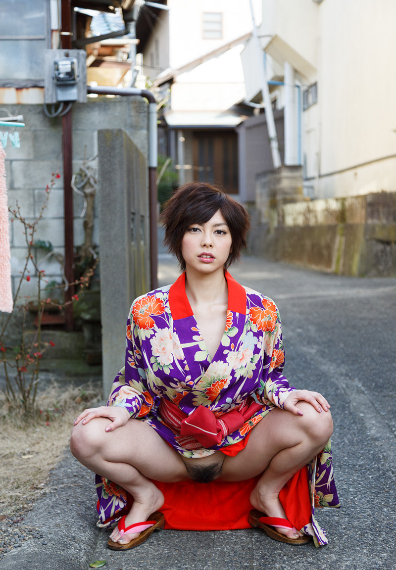 しゃがんでノーパンで誘惑する着物美女!