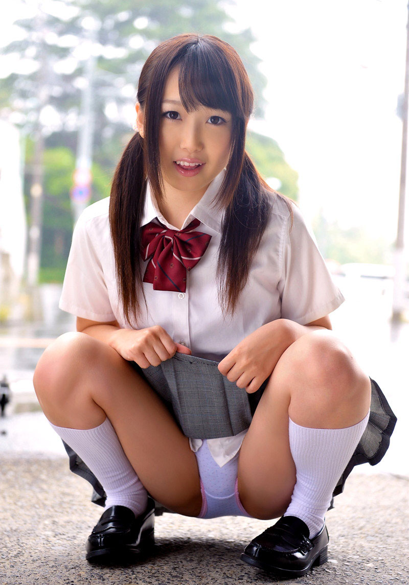 女子校生の綿パンが丸見えなうんこ座り!