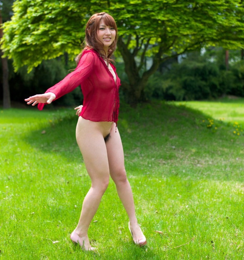 スケスケのシャツから見える乳首がエロい!