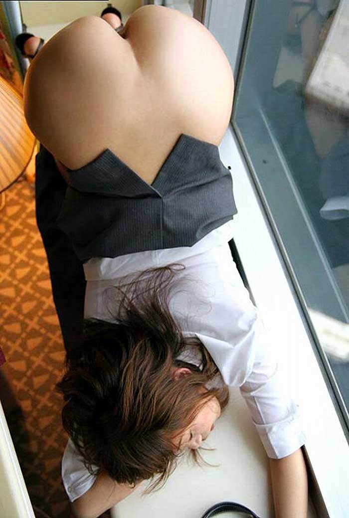 ノーパン状態だから四つん這いで誘惑!?