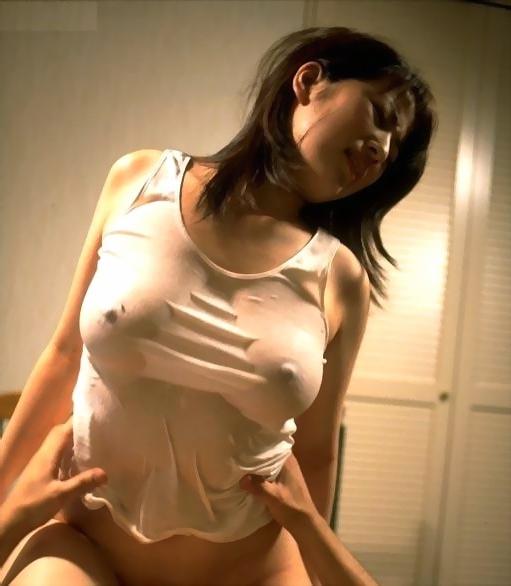 ポチッと乳首が浮き出てる…