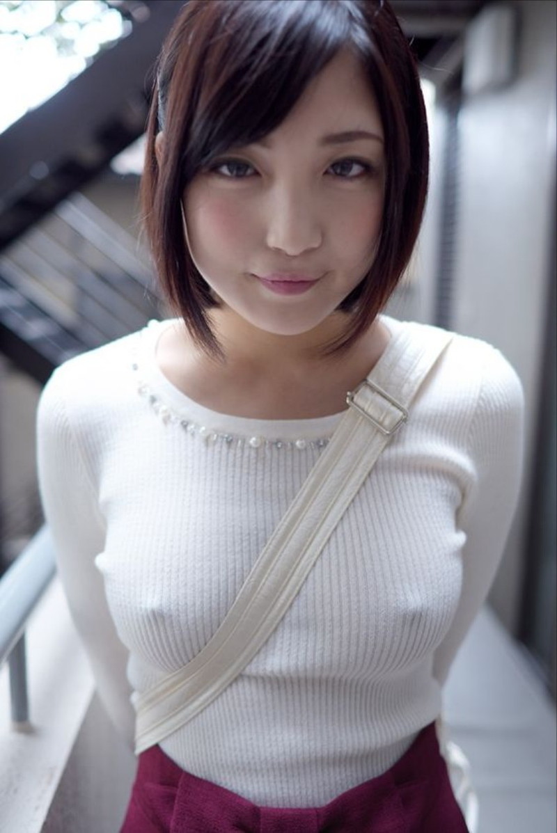 巨乳の谷間にカバンのショルダーが!