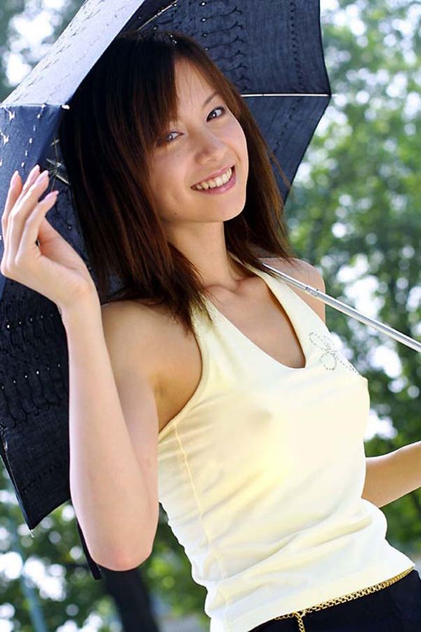 キャミソールから浮き出る乳首!