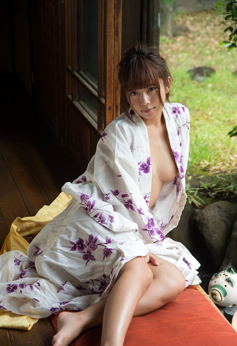 紗倉まなさんのはだけた浴衣から覗く柔肌が…