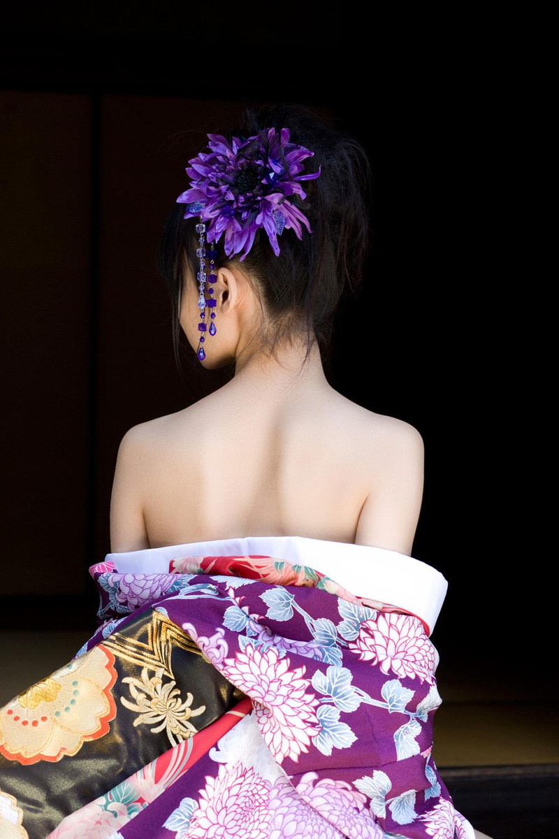 着物を脱いでる途中のセクシーな背中!