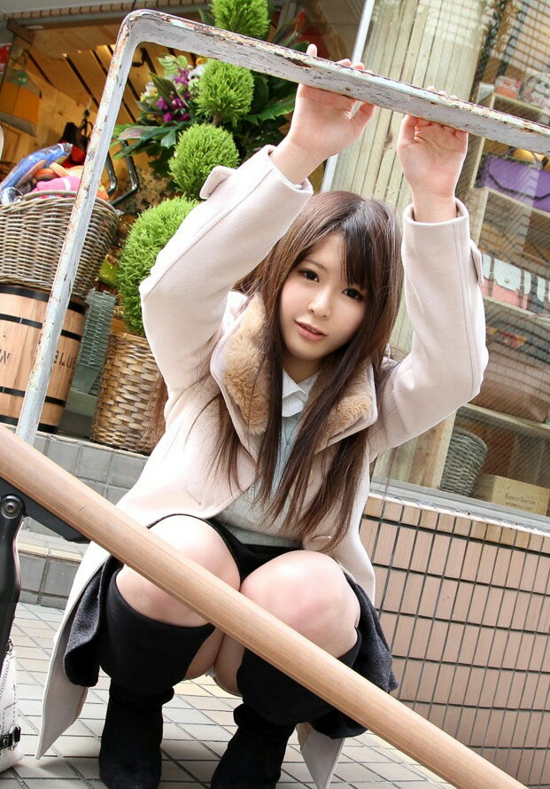 しゃがみパンチラ中のお姉さん!