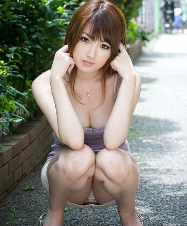 美女のミニスカからのしゃがみパンチラ!