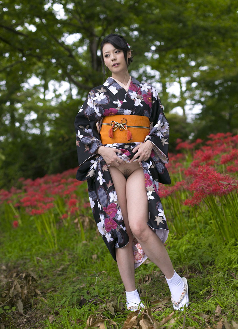 和服をたくし上げて下半身露出!