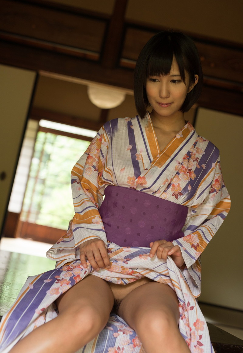 たくし上げた和服からマン毛が…