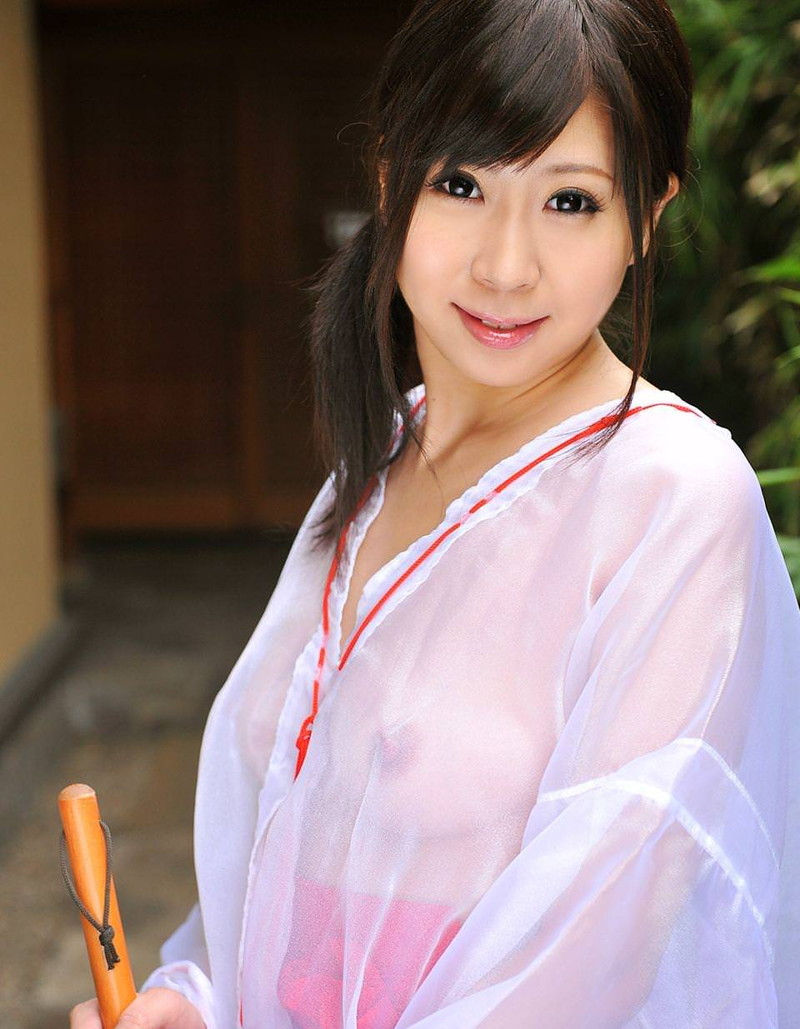 スケスケで乳首が見える巫女さん!