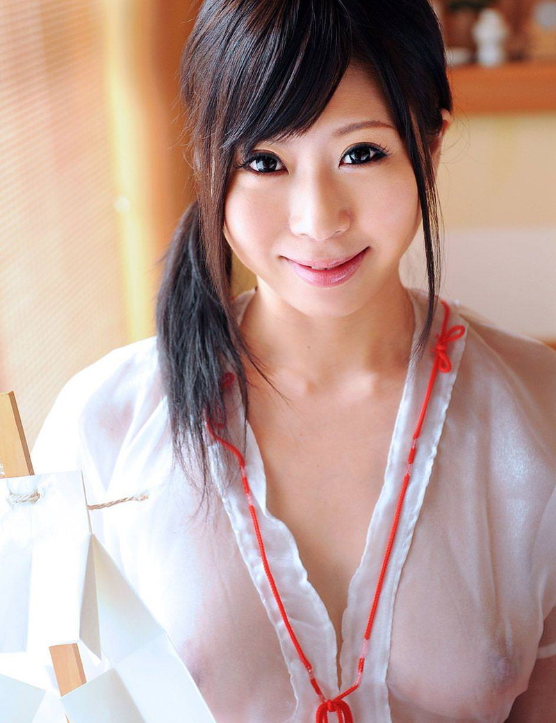 透けて乳首が見える巫女さん!