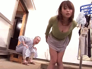 スケベなおじいちゃんの覗き方…w